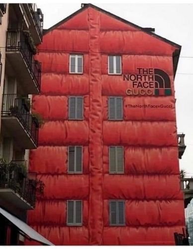 Largo La Foppa, pubblicità Gucci x The North Face