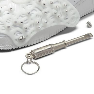 Dettaglio viti Swarovski x Nike Air Force 1 Low